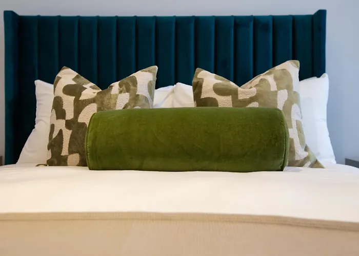 Cable Street Serviced