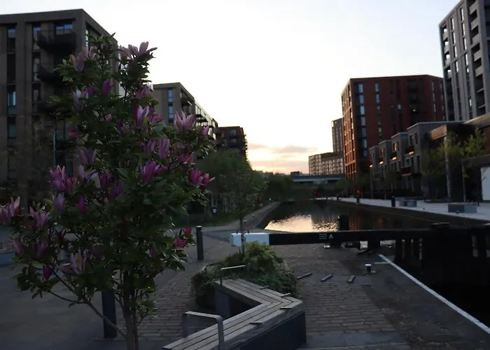 Modern Centre 2 Bedroom With Large Balcony