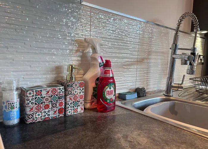 Spacious 2 Bed House In Manchester With Private Parking Dom wakacyjny Manchester