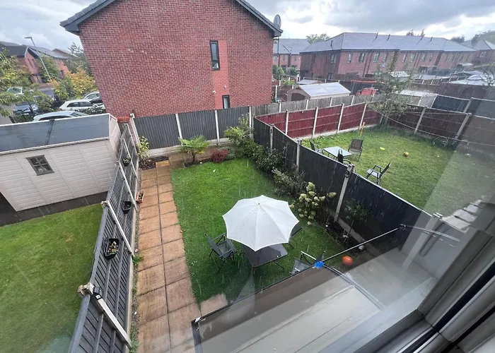 Spacious 2 Bed House In Manchester With Private Parking * Manchester