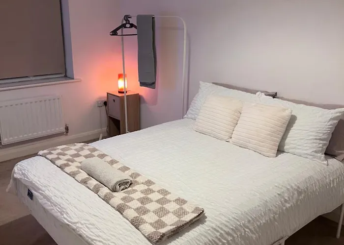 Dom wakacyjny Spacious 2 Bed House In Manchester With Private Parking Manchester