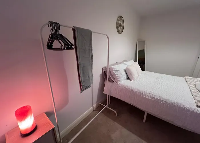 Spacious 2 Bed House In Manchester With Private Parking Manchester