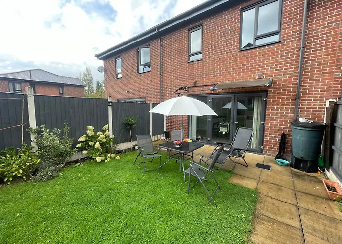 Dom wakacyjny Spacious 2 Bed House In Manchester With Private Parking *