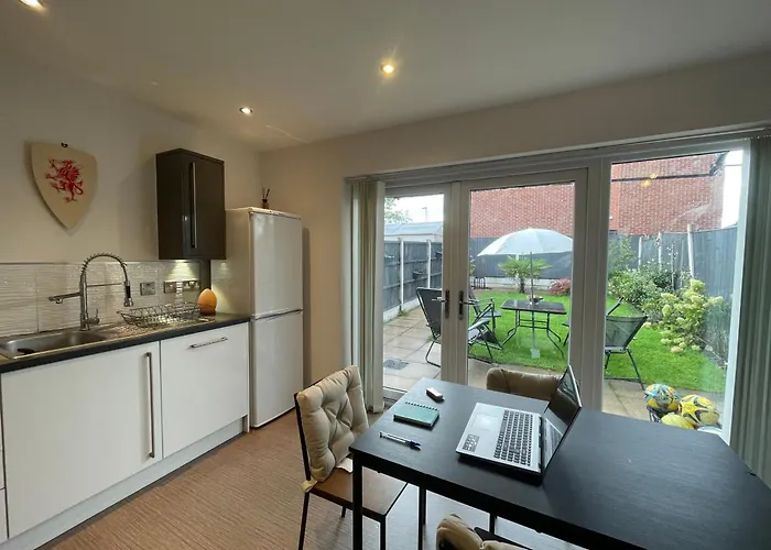 Spacious 2 Bed House In Manchester With Private Parking Manchester