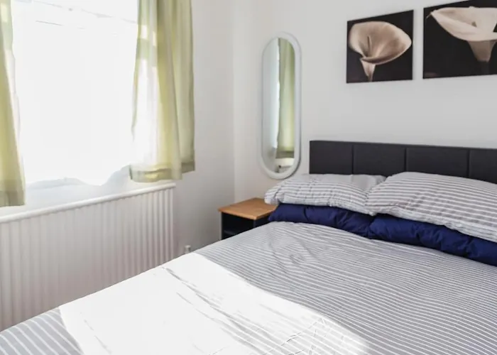 2 Bedroom Denton, Suitable For Professionals Needing A Peaceful Work Environment * Manchester