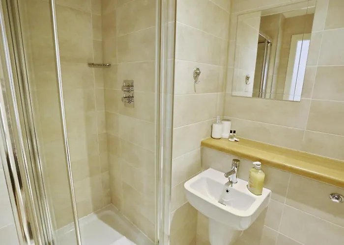 Urban Escape - Walk To Of Salford Pass The Keys Mánchester