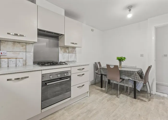 Modern 4 Bedroom Detached House 66cl *