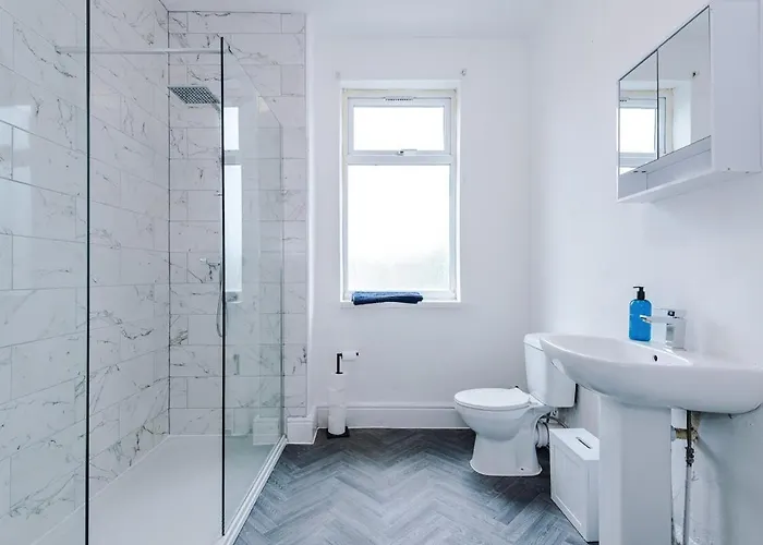 펜션 New! Modern 3-bed House, Free Parking, Fast Wi-fi & Easy Access