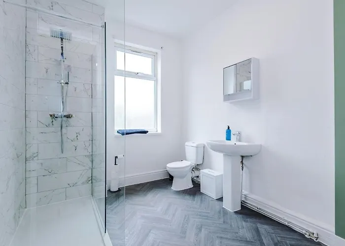 New! Modern 3-bed House, Free Parking, Fast Wi-fi & Easy Access