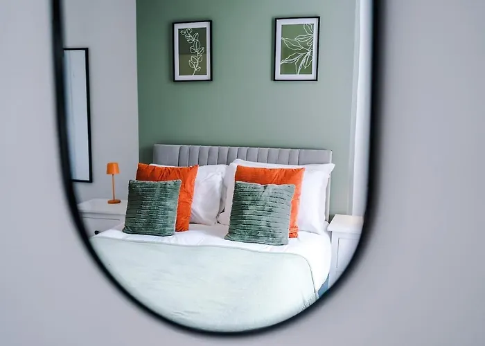 New! Modern 3-bed House, Free Parking, Fast Wi-fi & Easy Access 펜션