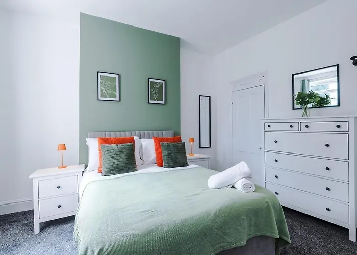 New! Modern 3-bed House, Free Parking, Fast Wi-fi & Easy Access 펜션 *