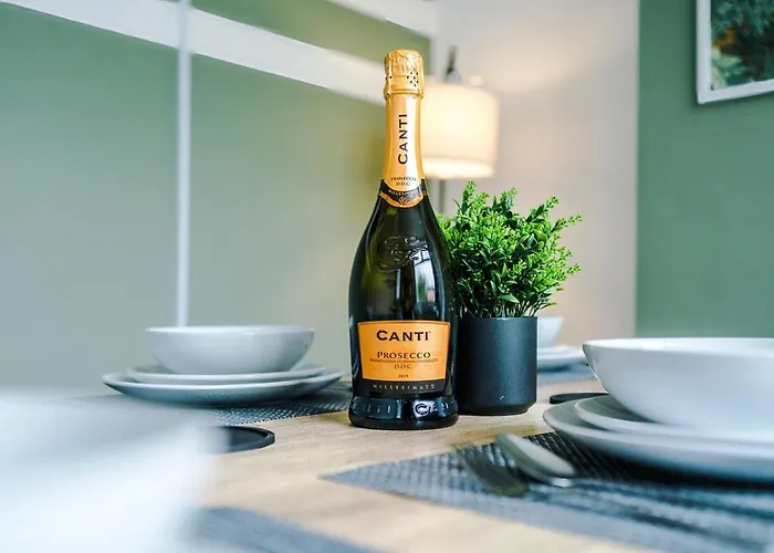 펜션 New! Modern 3-bed House, Free Parking, Fast Wi-fi & Easy Access *