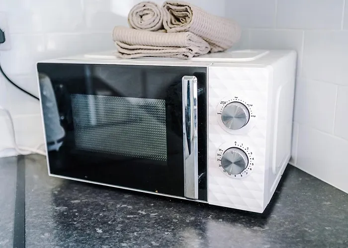 New! Modern 3-bed House, Free Parking, Fast Wi-fi & Easy Access *