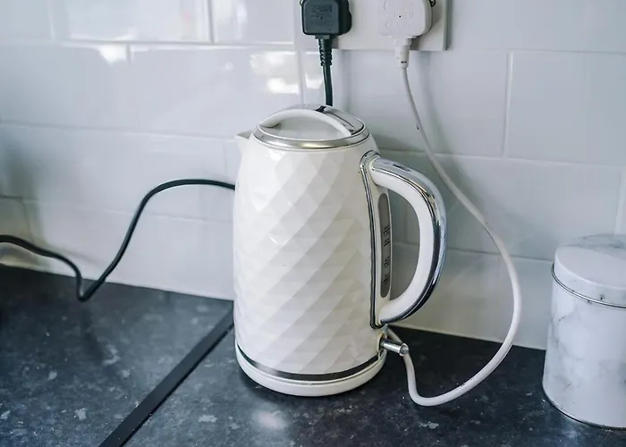 New! Modern 3-bed House, Free Parking, Fast Wi-fi & Easy Access