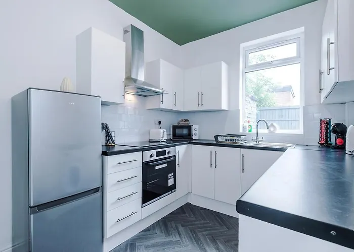 펜션 New! Modern 3-bed House, Free Parking, Fast Wi-fi & Easy Access *