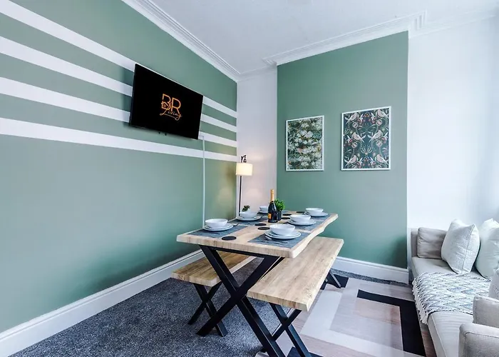 New! Modern 3-bed House, Free Parking, Fast Wi-fi & Easy Access 맨체스터