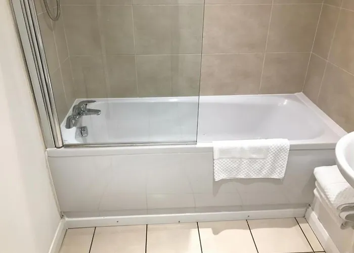 4 Bedroom - Sleeps 7 Pet Friendly & Parking * Manchester