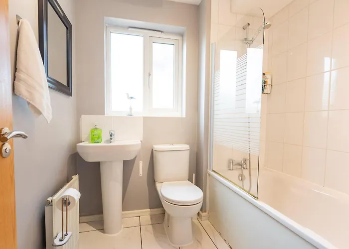 Cheerful 4-bedroom House With Multiple Car Parking Dom wakacyjny Manchester