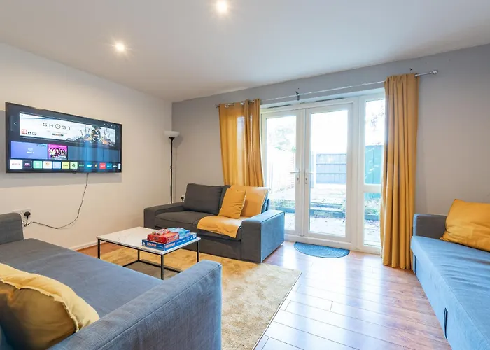 Cheerful 4-bedroom House With Multiple Car Parking *