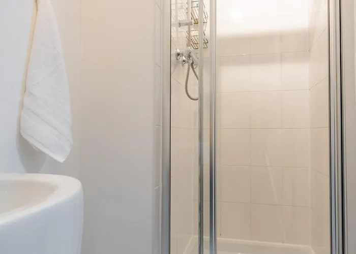 Cheerful 4-bedroom House With Multiple Car Parking