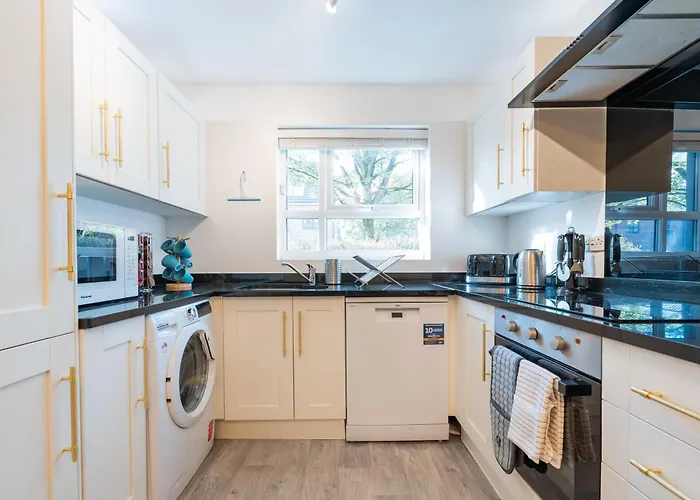 Dom wakacyjny Cheerful 4-bedroom House With Multiple Car Parking Manchester