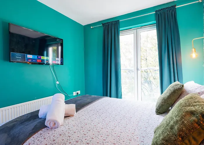 Cheerful 4-bedroom House With Multiple Car Parking * Manchester