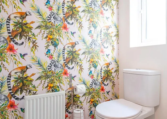 Cheerful 4-bedroom House With Multiple Car Parking