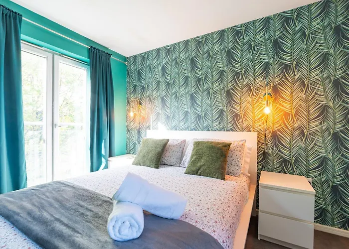 Cheerful 4-bedroom House With Multiple Car Parking Dom wakacyjny Manchester