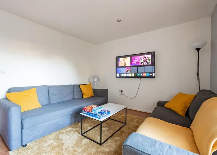 Cheerful 4-bedroom House With Multiple Car Parking Manchester