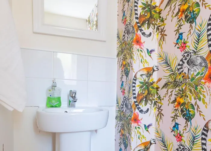 Dom wakacyjny Cheerful 4-bedroom House With Multiple Car Parking Manchester