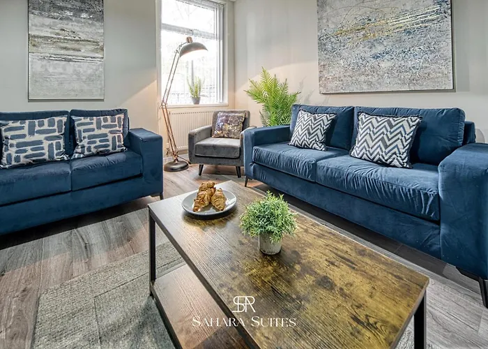 Spacious 5-bedroom - Sleeps 10 - - Parking بيت للعطل *