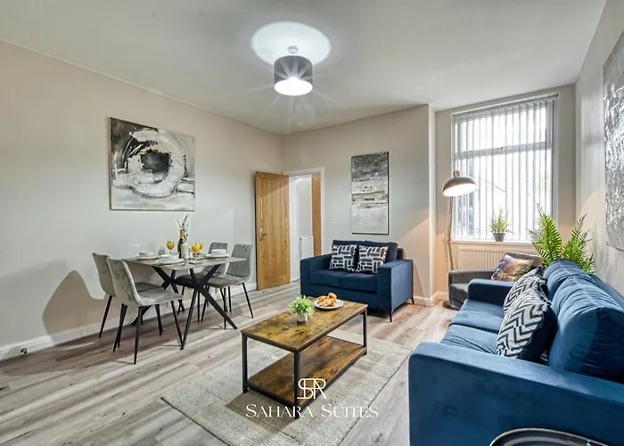 Spacious 5-bedroom - Sleeps 10 - - Parking بيت للعطل *