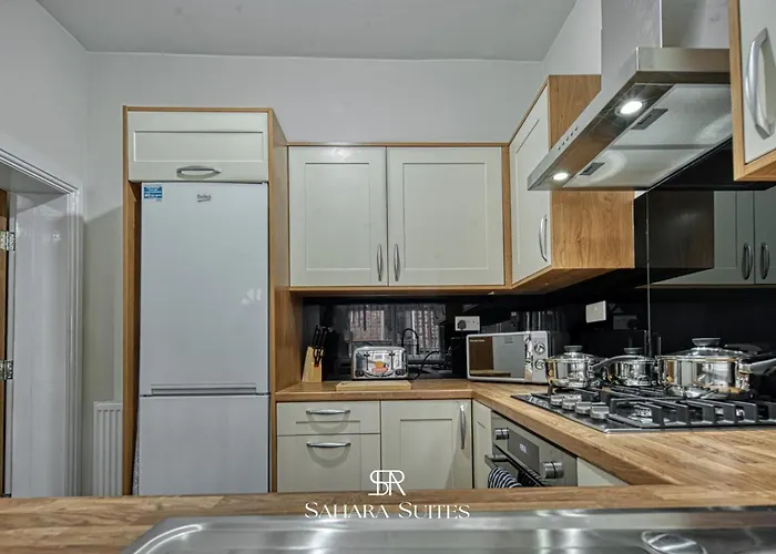 Spacious 5-bedroom - Sleeps 10 - - Parking * مانشستر