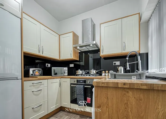 Spacious 5-bedroom - Sleeps 10 - - Parking مانشستر