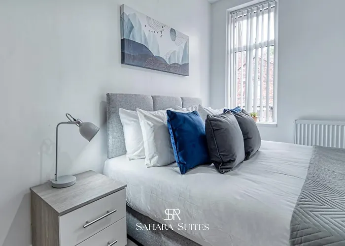 Spacious 5-bedroom - Sleeps 10 - - Parking * مانشستر