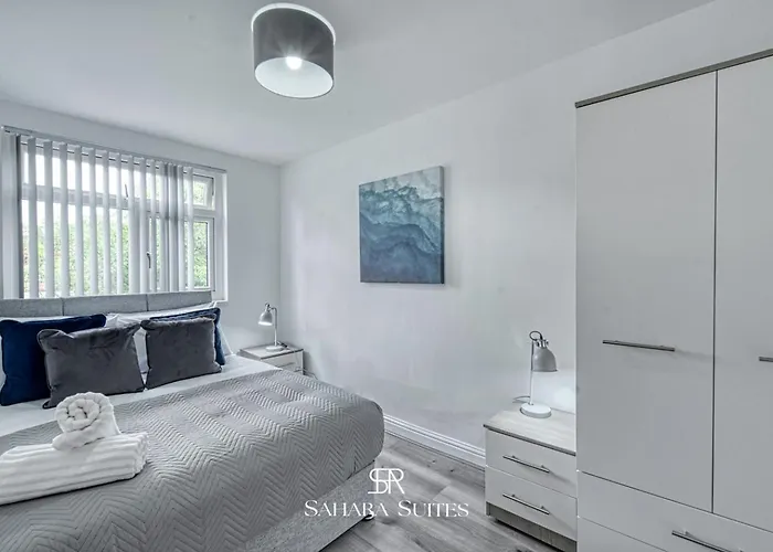 Spacious 5-bedroom - Sleeps 10 - - Parking بيت للعطل مانشستر