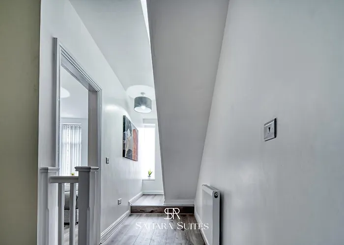 Spacious 5-bedroom - Sleeps 10 - - Parking بيت للعطل مانشستر