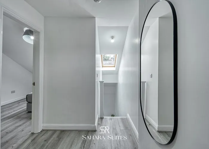 بيت للعطل Spacious 5-bedroom - Sleeps 10 - - Parking