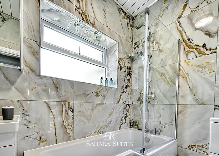 بيت للعطل Spacious 5-bedroom - Sleeps 10 - - Parking مانشستر