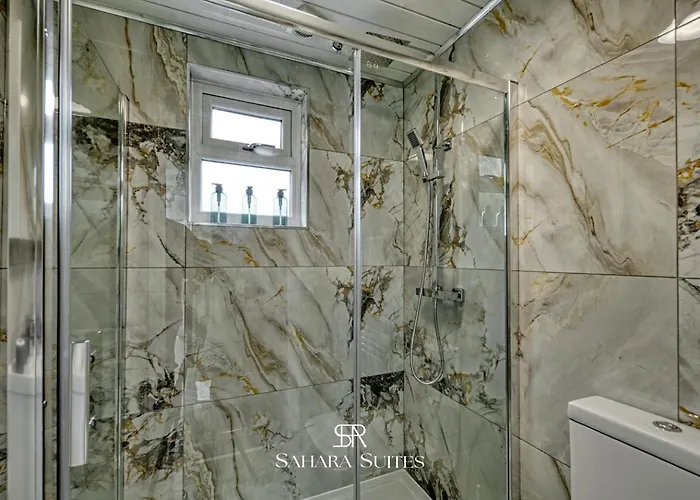 بيت للعطل Spacious 5-bedroom - Sleeps 10 - - Parking مانشستر