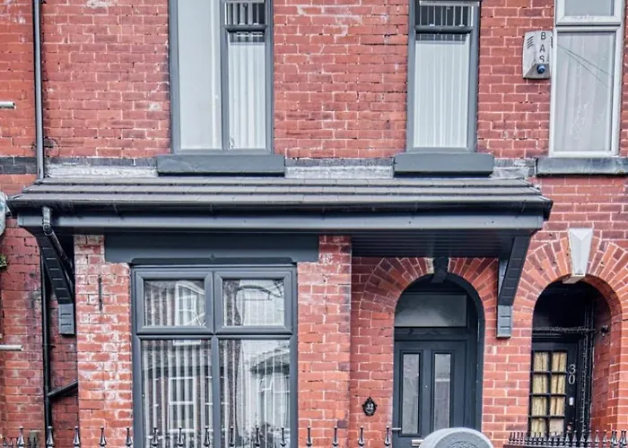 Spacious 5-bedroom - Sleeps 10 - - Parking بيت للعطل مانشستر