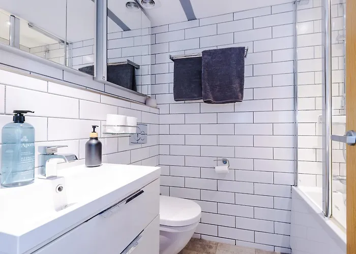 Stunning 3br Townhouse, Terrace, Games, Free Parking Feriehus