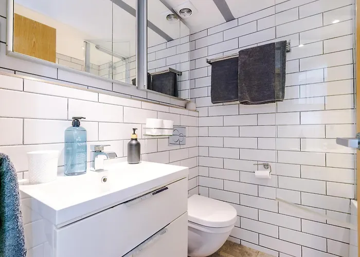 Stunning 3br Townhouse, Terrace, Games, Free Parking