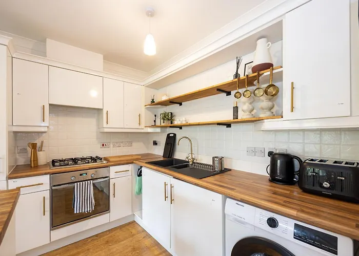 Luxury Spacious 3-bed Oasis Just 10 Mins From Centre With Free Parking