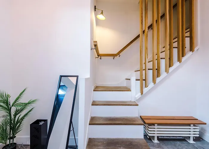 Stunning 3br Townhouse, Terrace, Games, Free Parking *