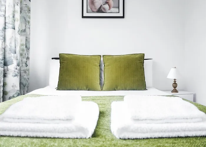 Spacious 3br Weekend Getaway Near Etihad And Coop Live - Free Parking! Ferienhaus