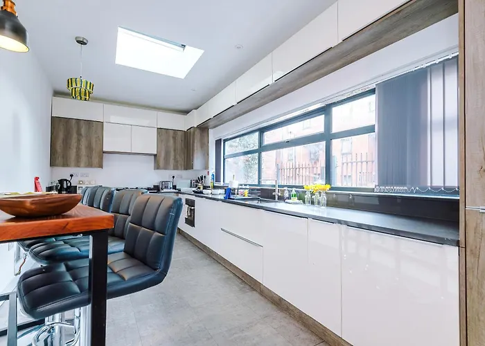 Stunning 3br Townhouse, Terrace, Games, Free Parking Manchester