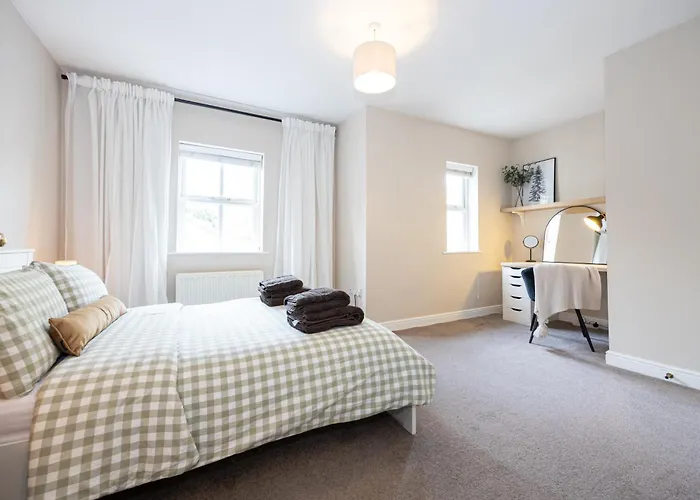 Luxury Spacious 3-bed Oasis Just 10 Mins From Centre With Free Parking