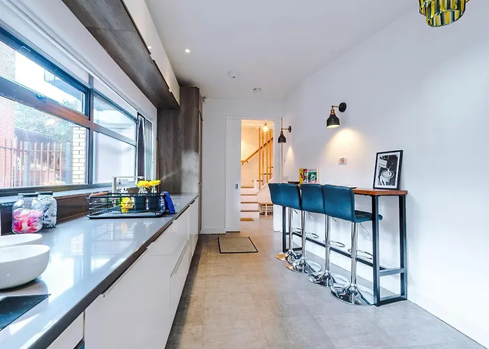 Stunning 3br Townhouse, Terrace, Games, Free Parking Feriehus Manchester