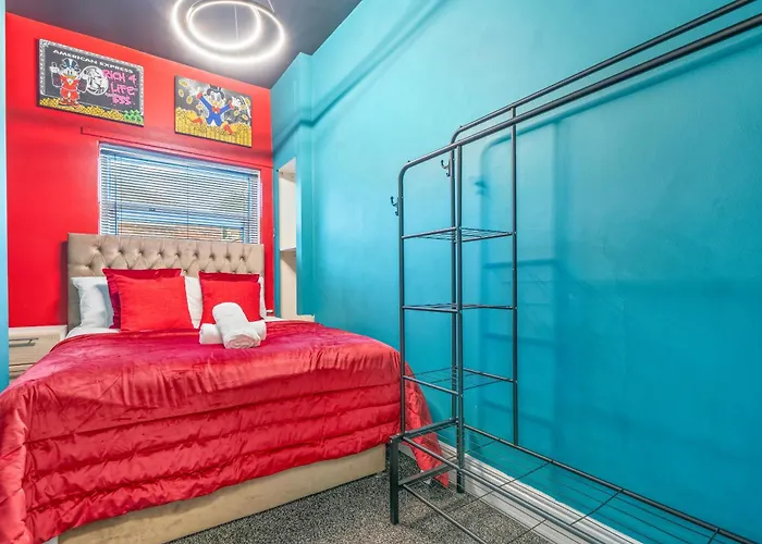 4 Bedroom House In Eccles, Trafford, - Sleeps 10 - 3 Double Beds - 4 Single Beds - Free Parking, Garden & Fast Fibre Wi-fi - Close To Trafford Centre, Mediacityuk, Salford Quays, And Both Old Trafford Stadiums Dom wakacyjny *